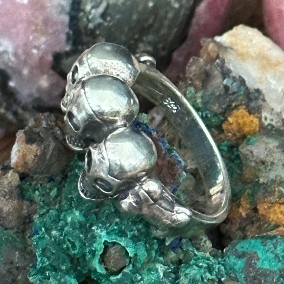 Triple skull unisex men's sterling silver ring - Picture 3 of 10